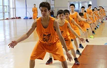小学生如何开始学习篮球进攻技巧?_1